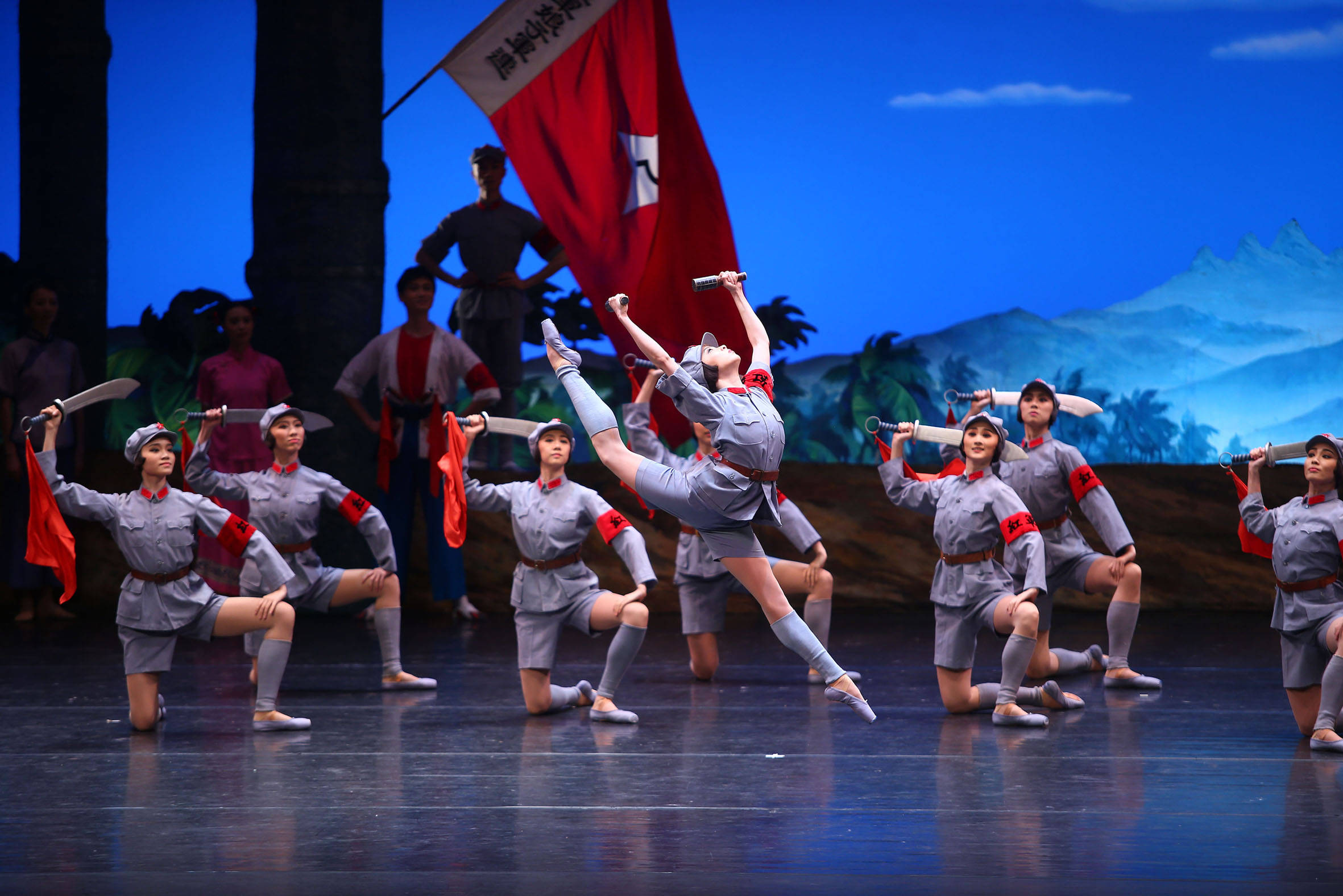 舞剧《红色娘子军》中,与红军战士共同齐步向前的女主角琼花有6位之多