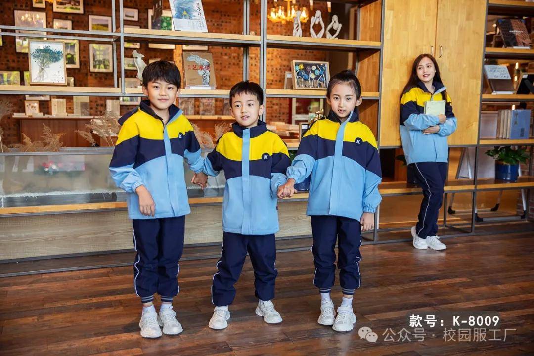 中小学现货供应：时尚保暖三合一冲锋衣校服