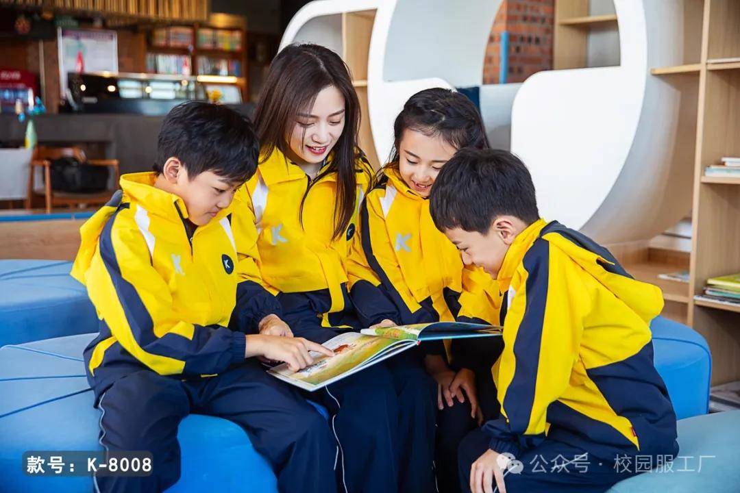 中小学现货供应：时尚保暖三合一冲锋衣校服