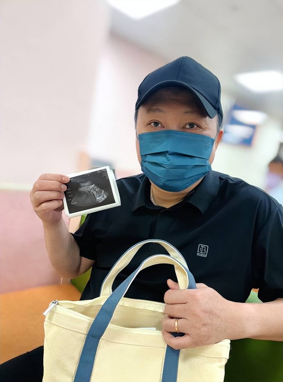 56岁赵正平官宣当爸爸,小22岁太太成功怀孕获赠千万财产