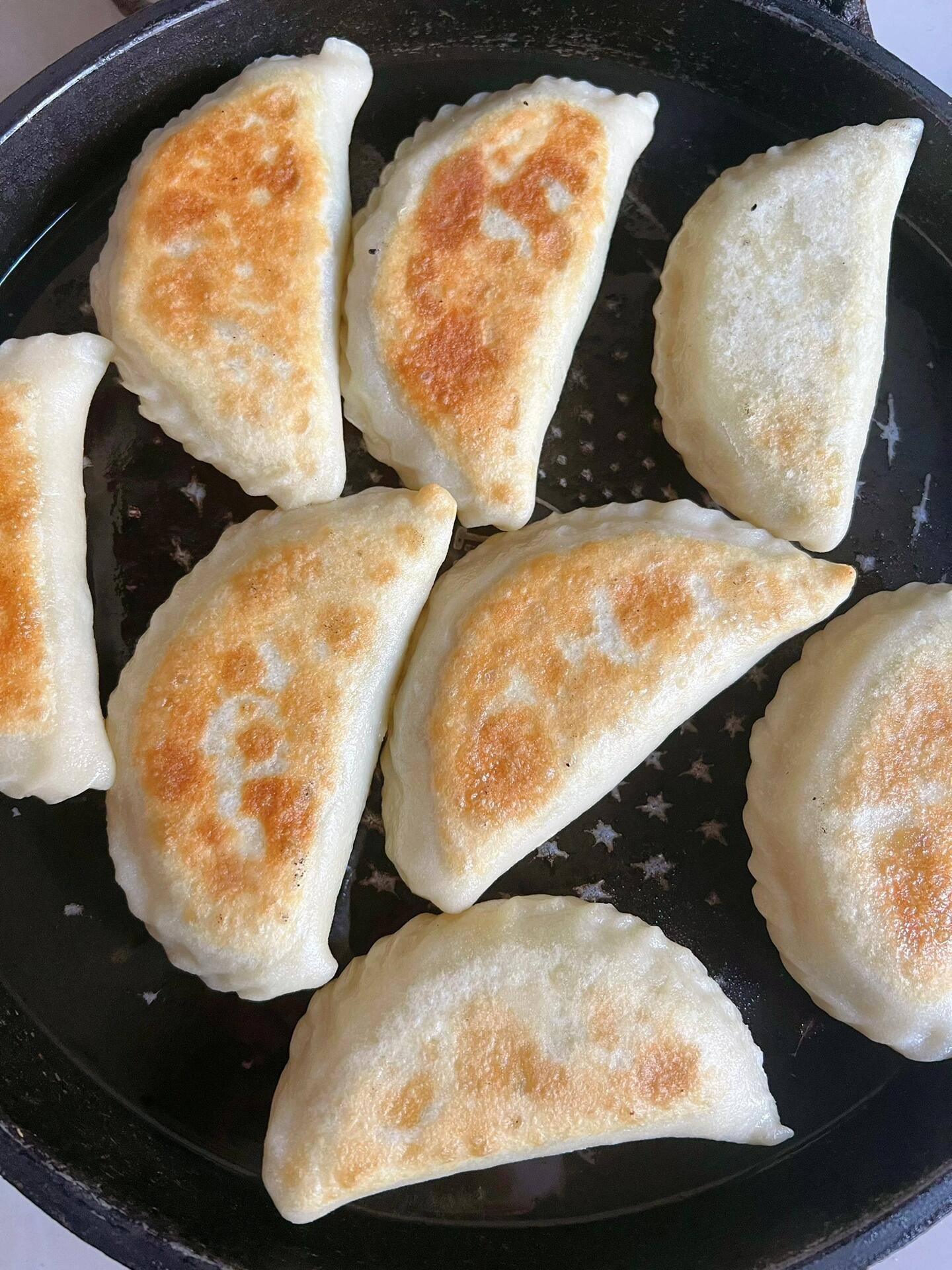 皮薄馅大我真的超爱韭菜盒子太香了,从小到大就爱这一口,拿肉都不换!