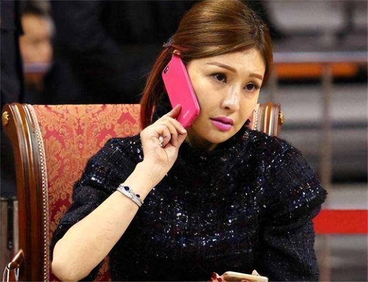她是易建联的老板娘,身价40亿,后背纹身性感,年过40仍韵味十足