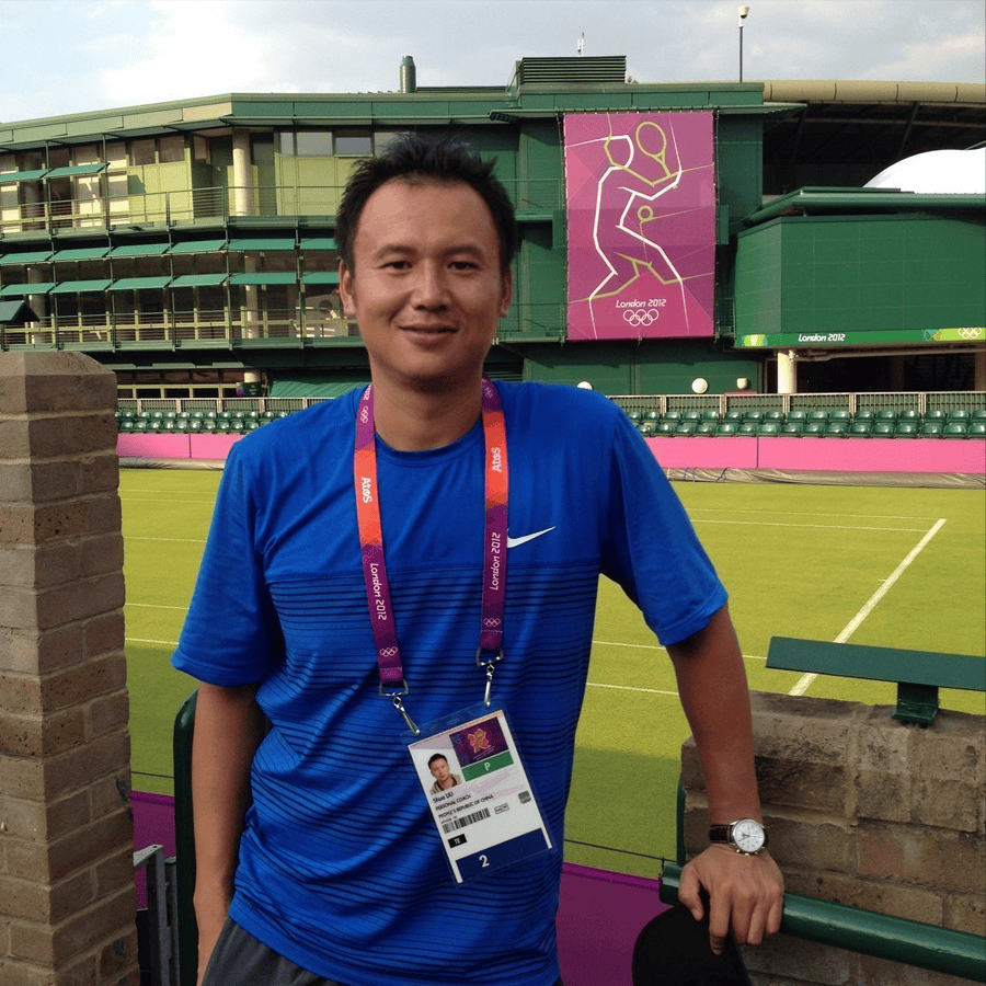 张帅教练刘硕比赛中遭陌生女子砸头,赛后幽默回应:还好用的拳头