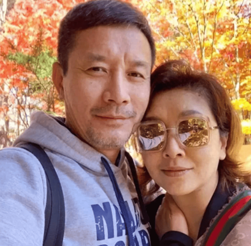 54岁田小洁陪江珊逛街好贴心啊,头发白了也老了,却宠爱老婆21年