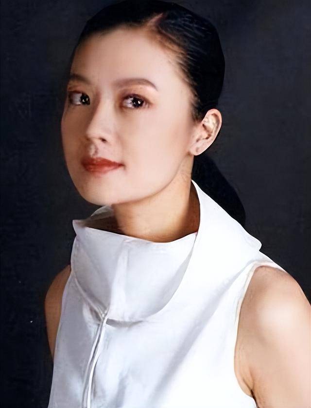她曾是央视主持人,远嫁国外入英国国籍,如今54岁离婚回中国捞金_姜丰_生活_成为了