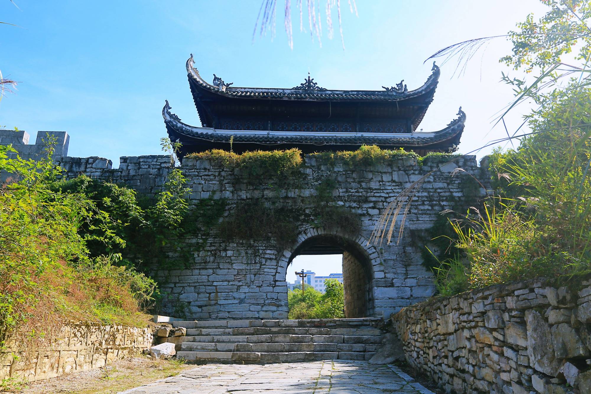 贵州黔南有一座福泉古城,历史悠久,古迹众多,其古城墙举世罕见