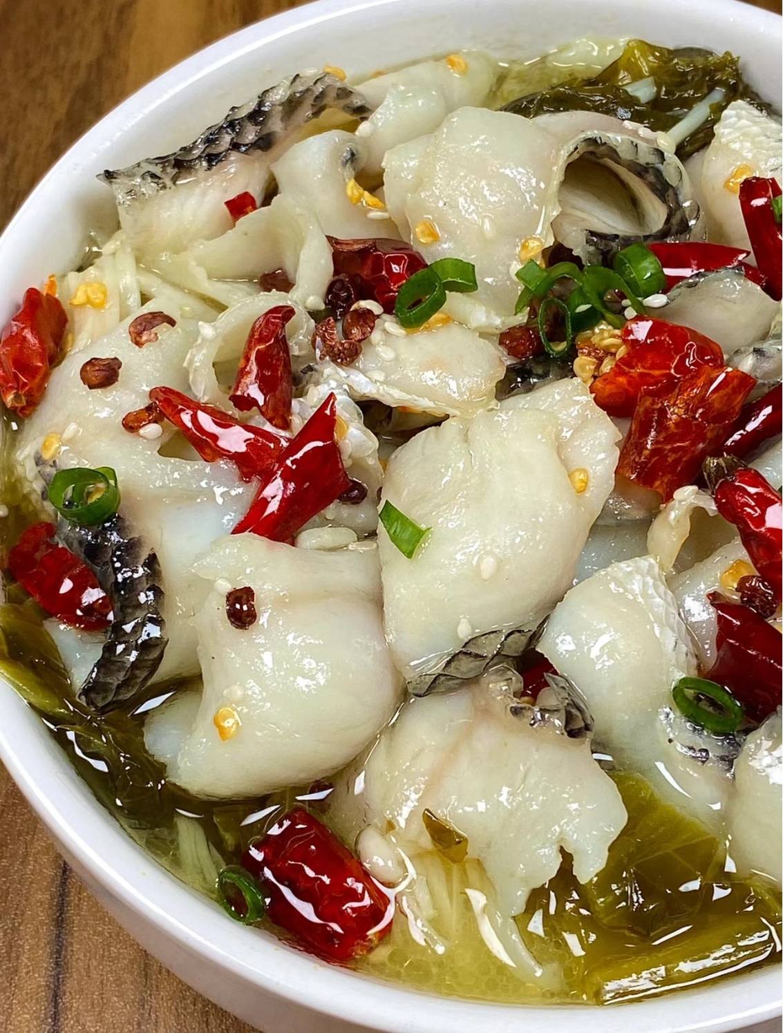 酸菜鱼片:舌尖上的酸辣风暴,干辣椒添香