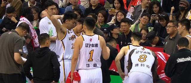 辽宁男篮困境深重,杨鸣怒斥外援表现糟糕