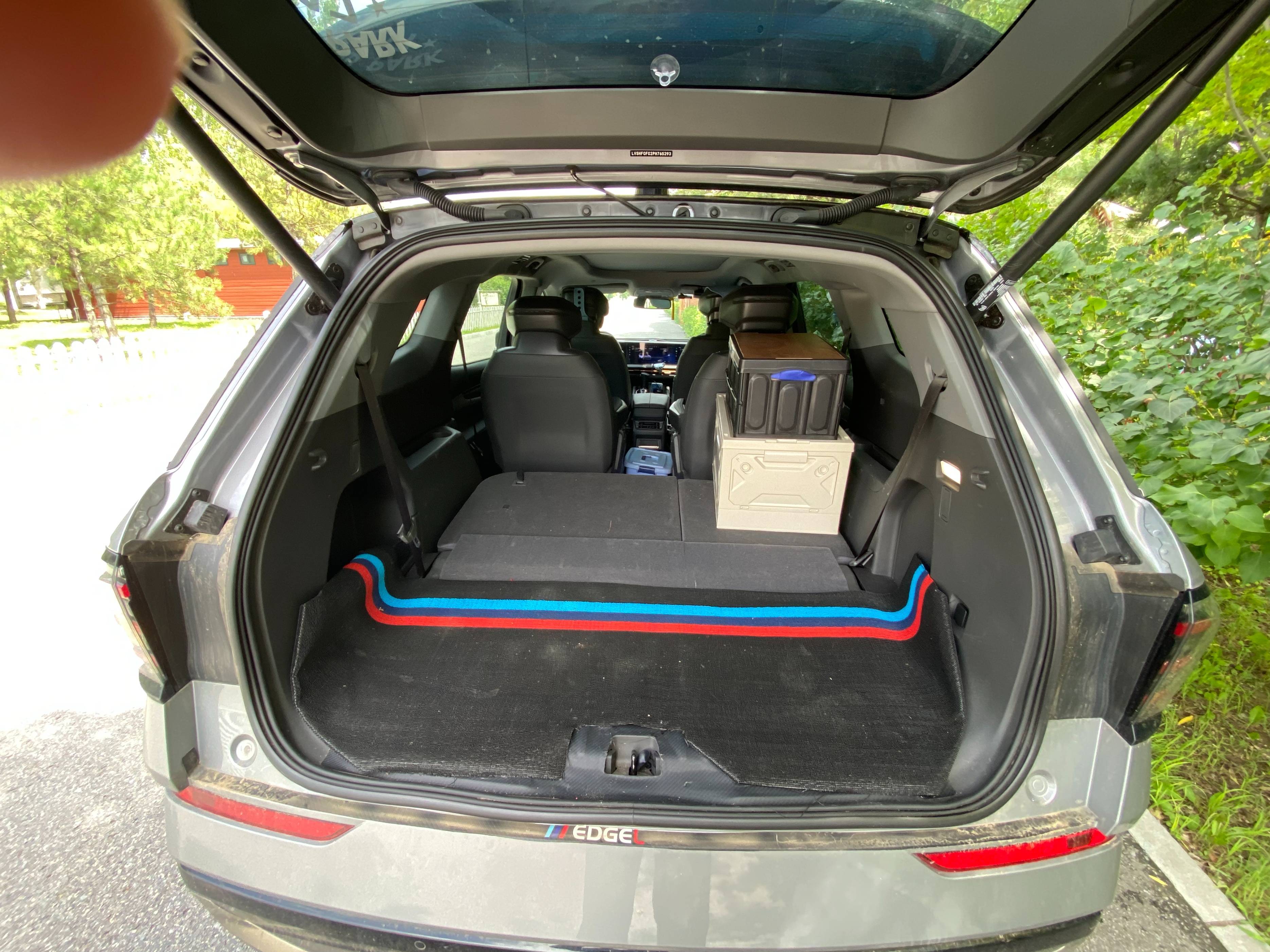 此外,锐界l的后备箱容量也非常可观,足够装载大量露营装备或其他旅行