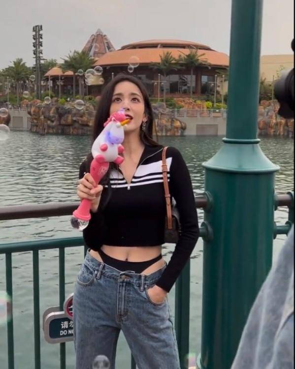 同样遭遇的还有徐娇.她曾经因穿比基尼的照片被骂上热搜.