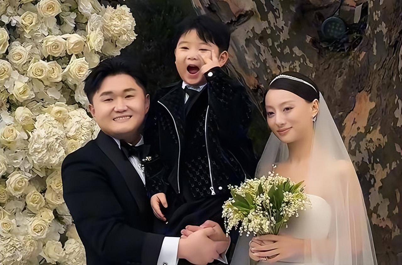张百乔小雪婚礼太有面!于正坐头排,因与郭艾伦十指相扣遭调侃