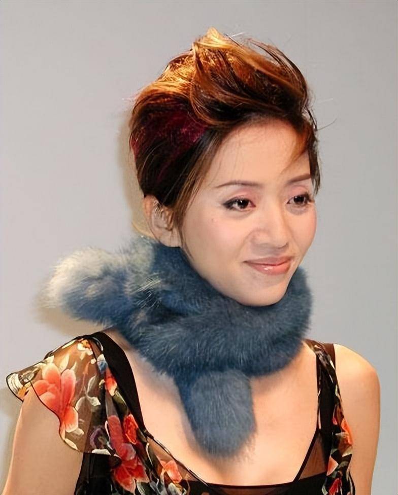 他揍了曾志伟,封杀了张柏芝,让成龙跪下,现在却消失在娱乐圈!