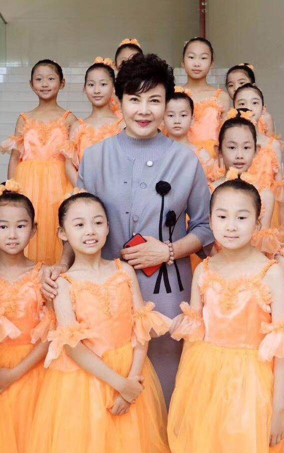 她主持过3届央视春晚,成名后却遭排挤,为什么64岁还没有结婚?