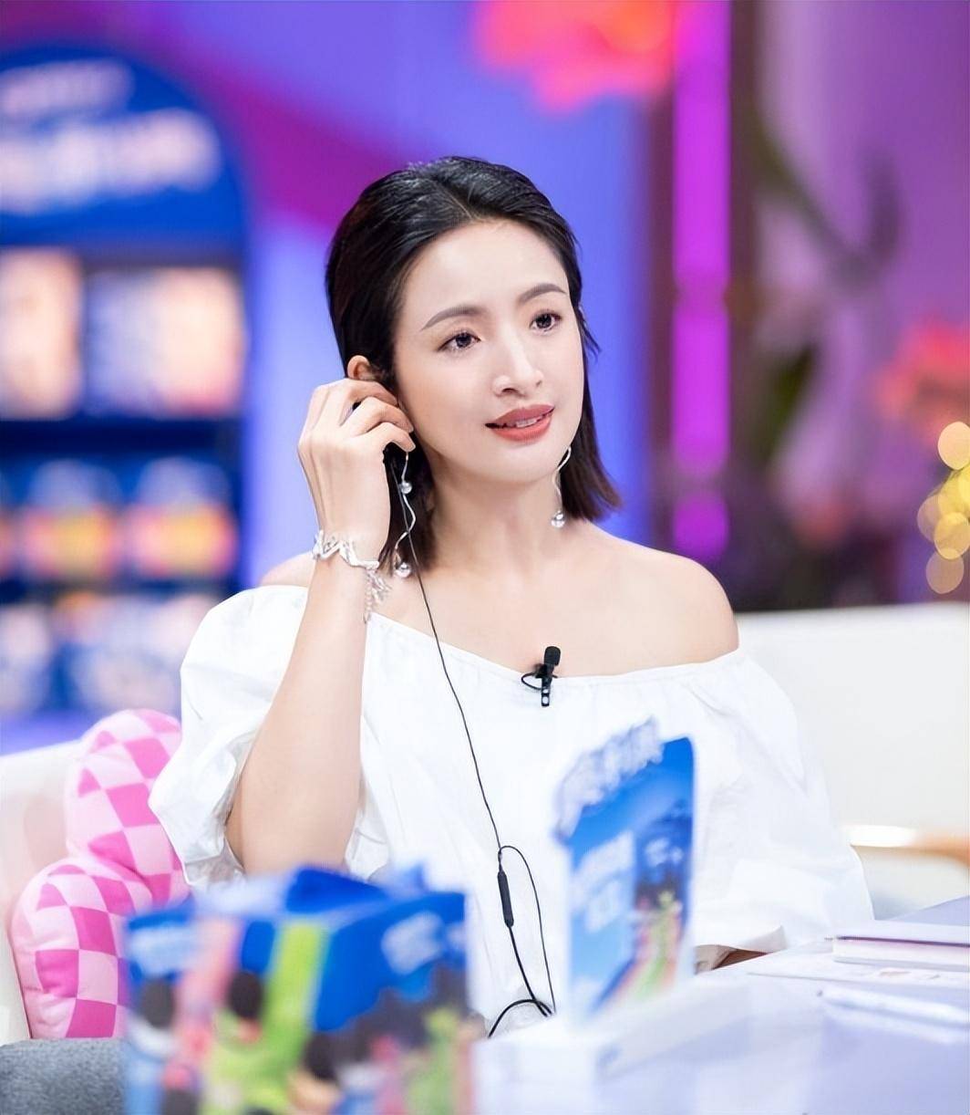 42岁林依晨晒零修图美照,脸上皱纹明显,"湘琴"幼态感不在了