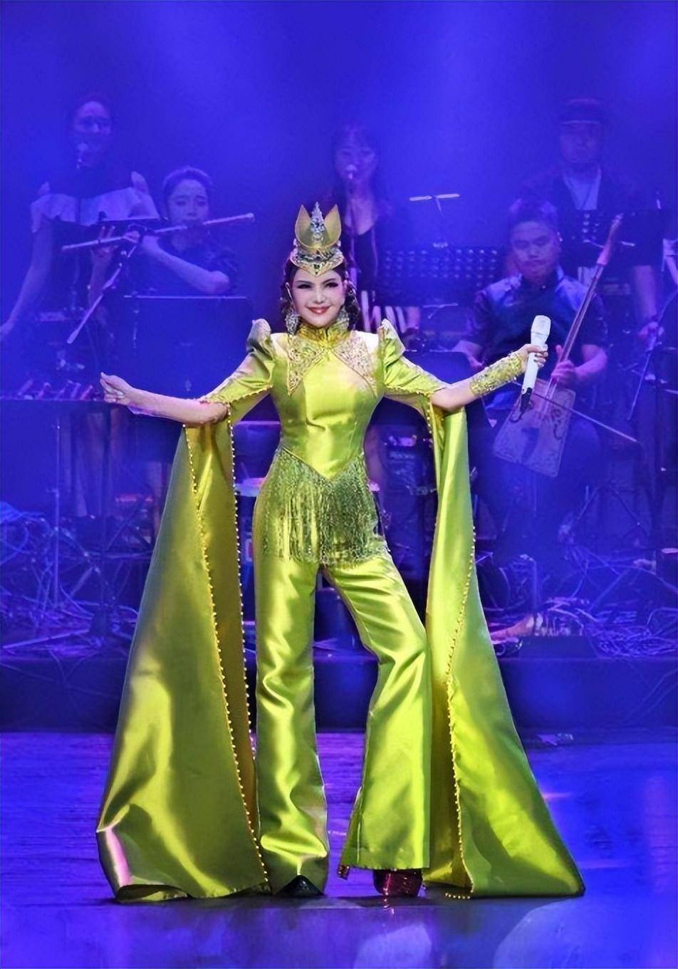 其实,乌兰托娅原名叫王丽娜,2007年,她就与经纪公司签约,并演唱了