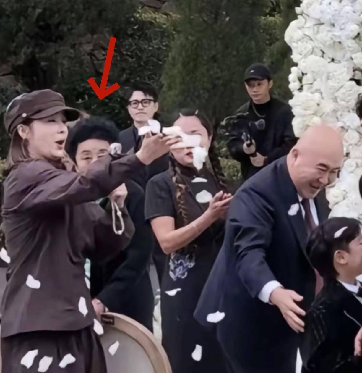 田姥爷追悼会低调结束,可心儿与欧尼熊却现身婚礼,难道已复合?