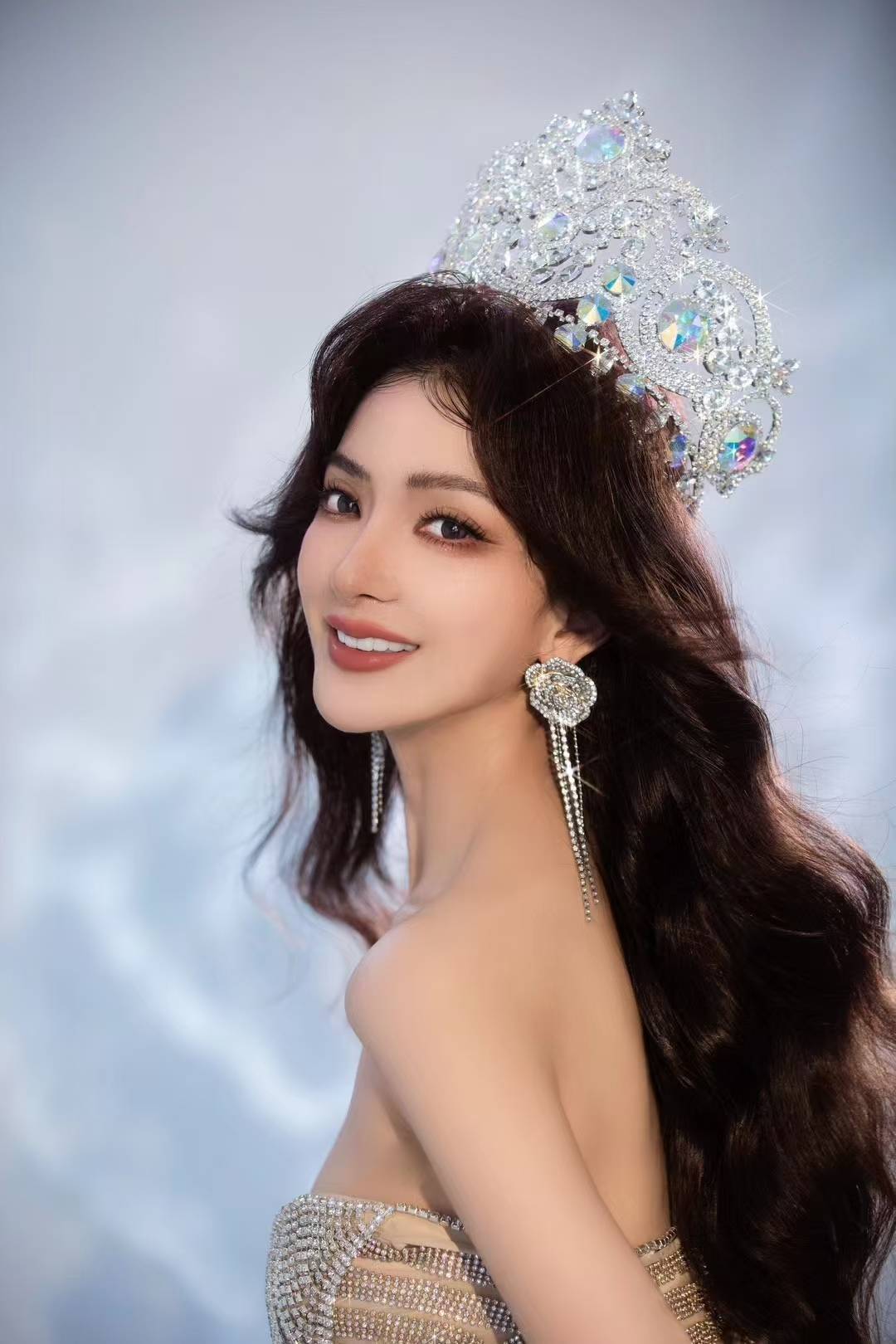 热烈欢迎2024全球环球小姐世界大赛中国总冠军,演员林钰加入国际冠军