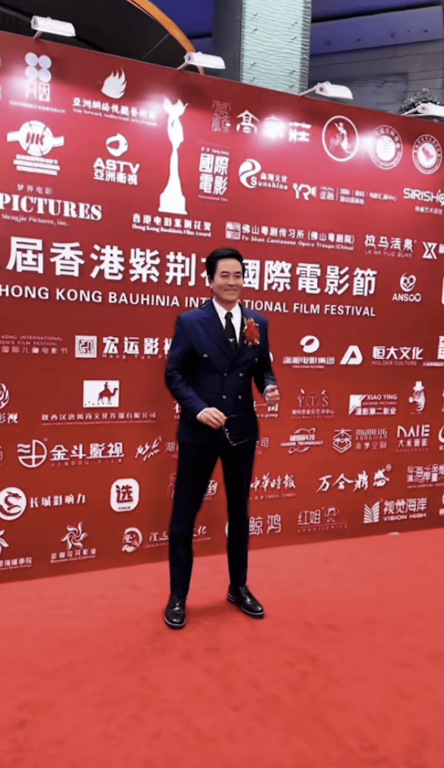 63岁陈庭威罕见现身香港,西装配墨镜太有型,状态松弛年轻仍未婚