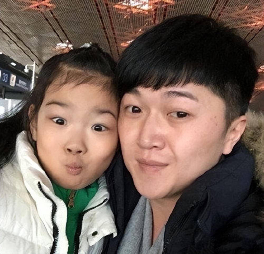 54岁李菁菁:三婚三离,老公一个比一个小,患癌后与女儿相互依靠