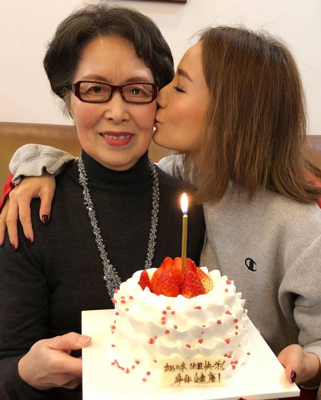 52岁胡蓓蔚上海探望父母 身材婀娜少女感满满 感叹父亲像个老小孩