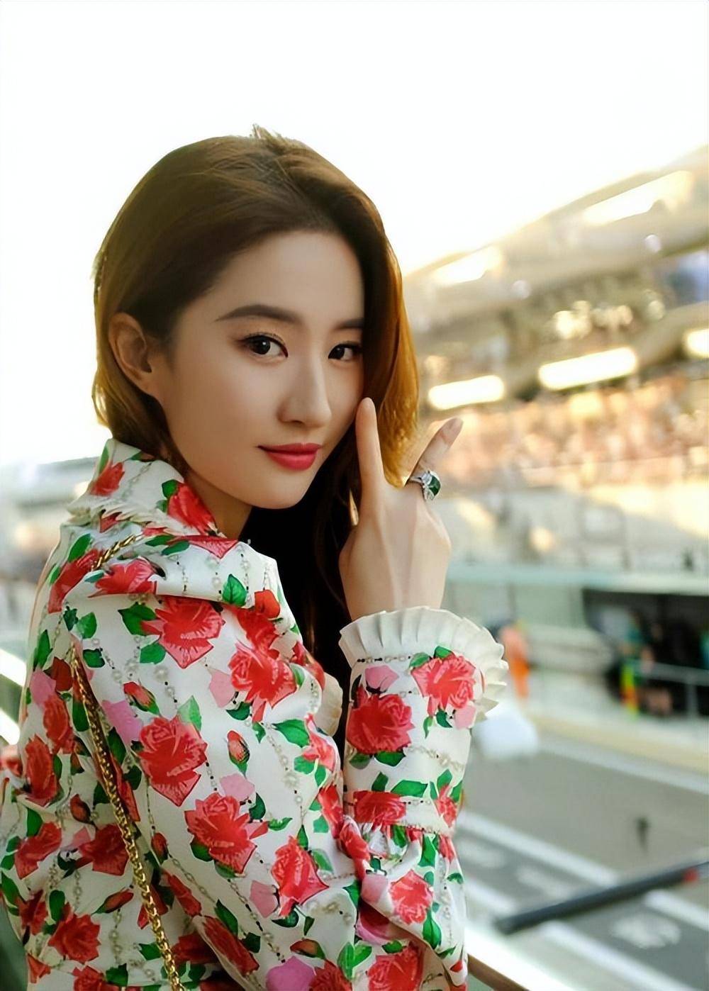 女大学生因长似刘亦菲突然爆火,网友:三分相似,已是人间绝色