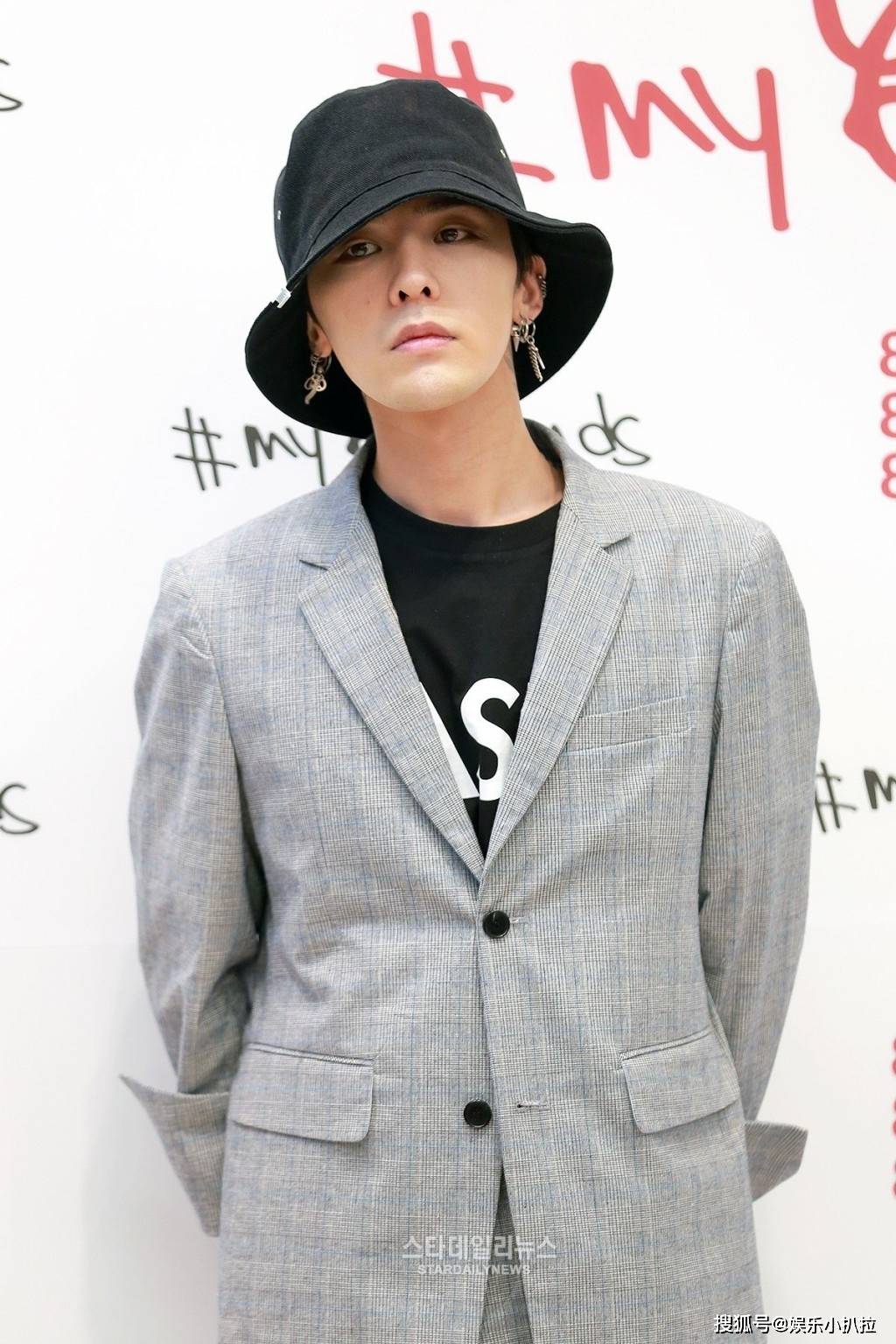 BIGBANG灵魂人物G-Dragon（GD）香港时装秀前震撼现身，粉丝疯狂接机场面失控_搜狐网, image size:1024x1536