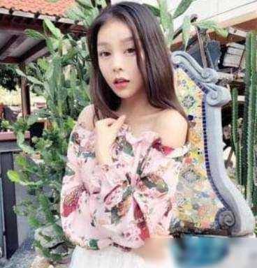 《一路向西》里的两个美女,一个成亿万女星,一个却沦为路人_莫绮雯_王