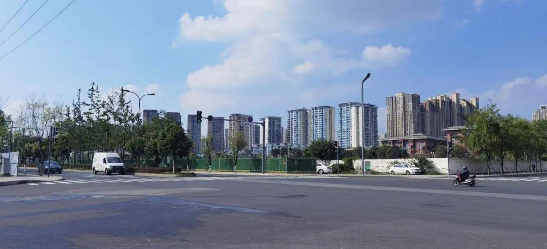 附近的天府五街△与剑南大道直线距离约600米,乘坐5号线1站可达大源