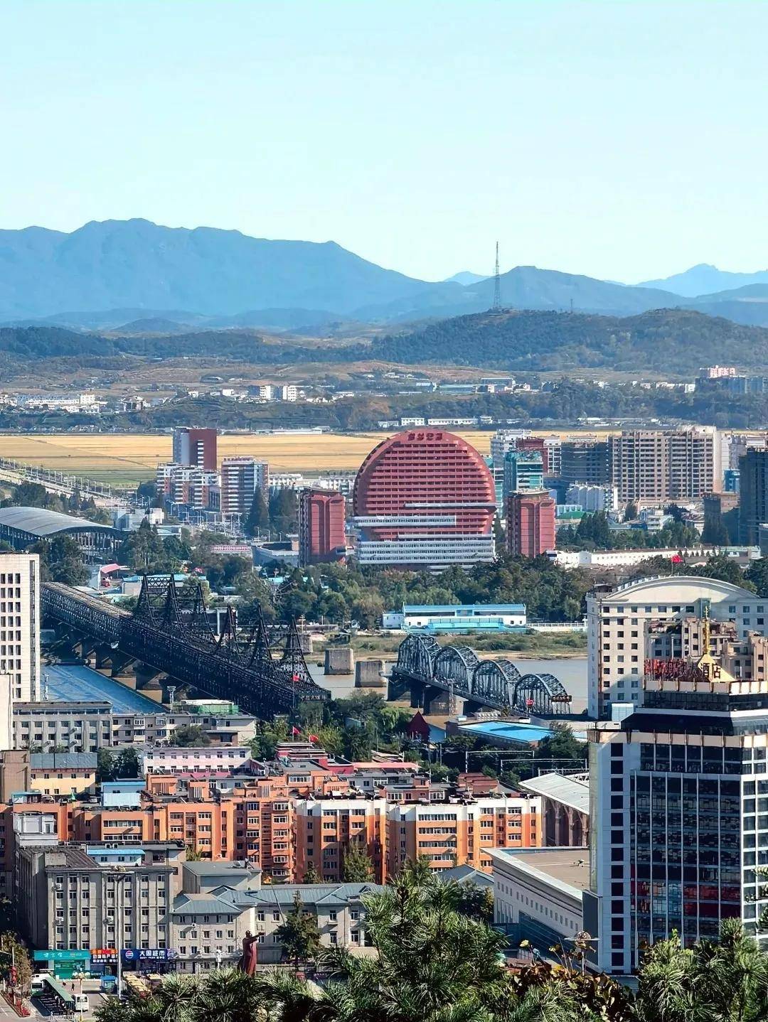 气质,还有巍峨的山城,沿着鸭绿江而建的市区就能远眺到朝鲜的新义州