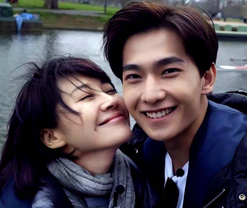 许晴和小鲜肉依偎一起,女神容光焕发一脸娇媚,差几十岁像同龄人