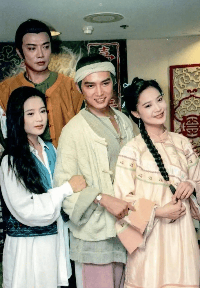 《京城四少》里,俞小凡扮演性格刚烈的名妓殷小钗;在《芳草斜阳外》里