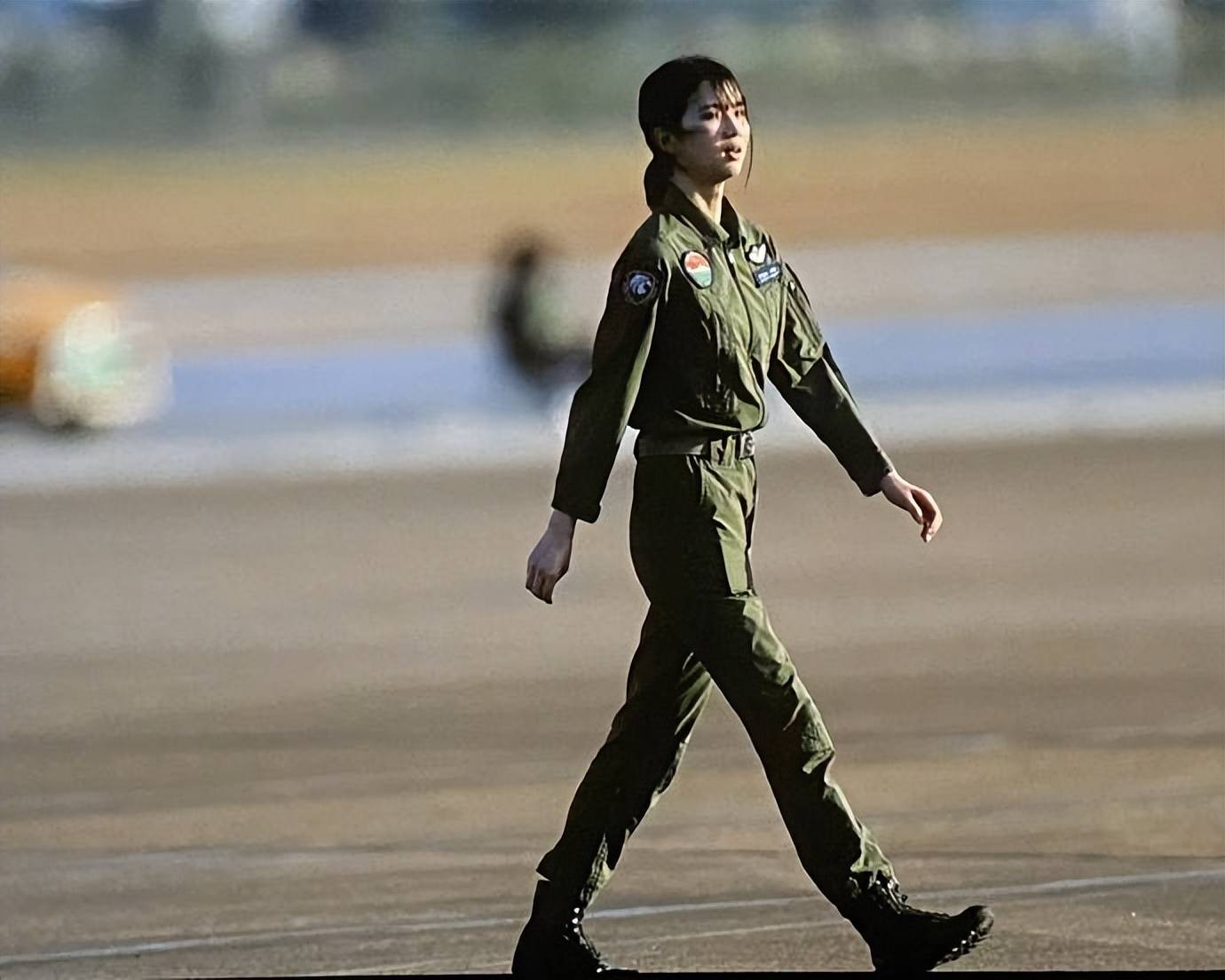 女飞行员徐枫灿驾驶直-20抵达珠海