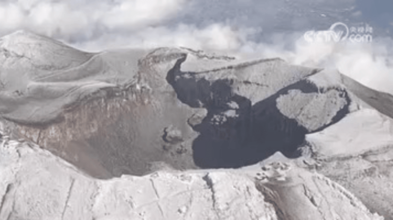 创"迟到"纪录 日本富士山终现"雪顶"
