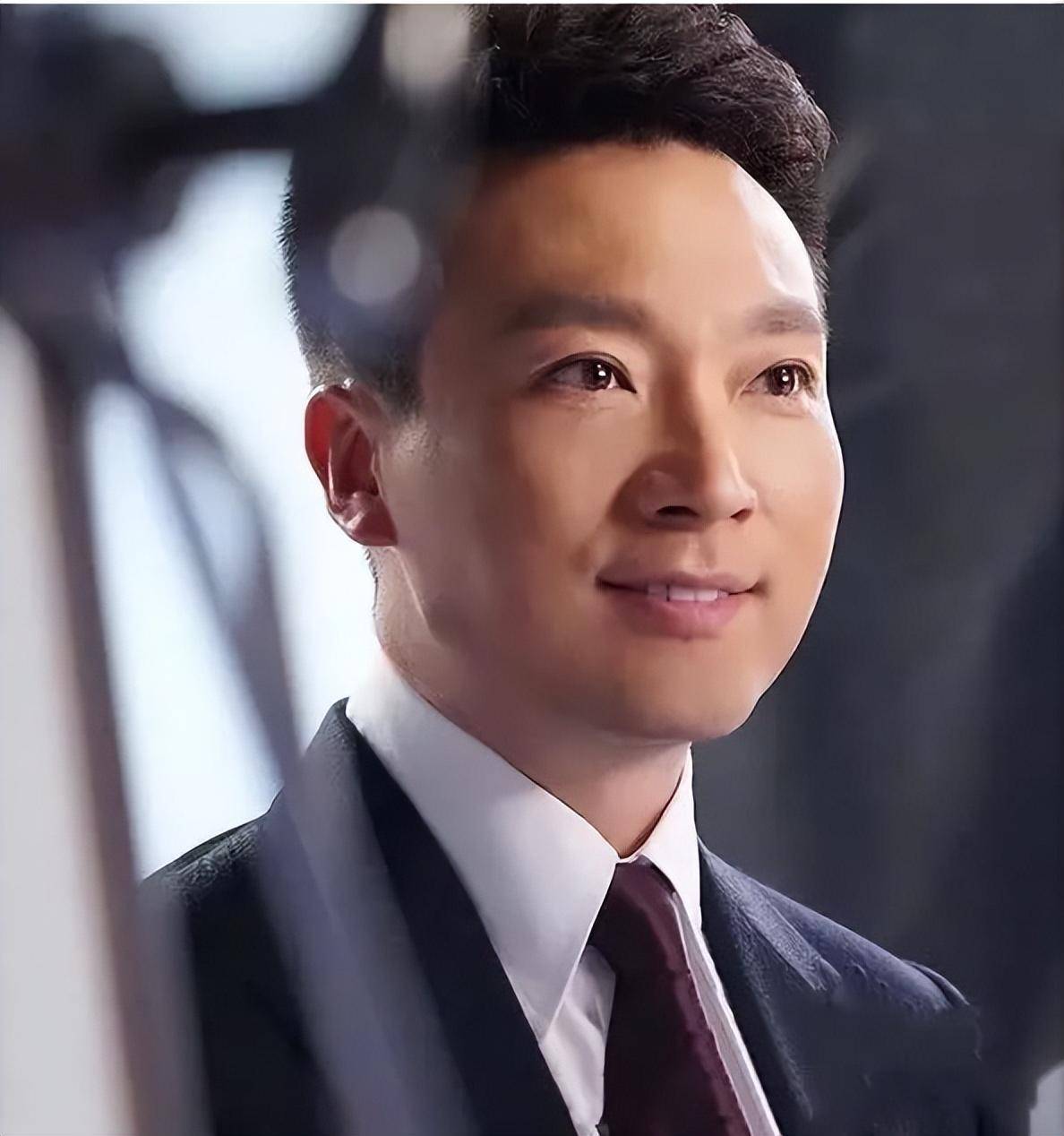 央视主持一哥康辉:和妻子丁克23年,最遗憾的是没能完成父母遗愿