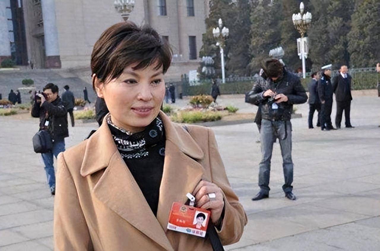 央视著名主播李瑞英退休后,衣着朴素似普通妇女,眼中却满是幸福