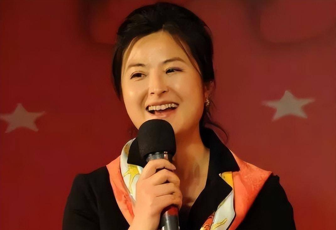 张泉灵:曾是央视一枝花,低调嫁大18岁李铁为妻,如今生活幸福