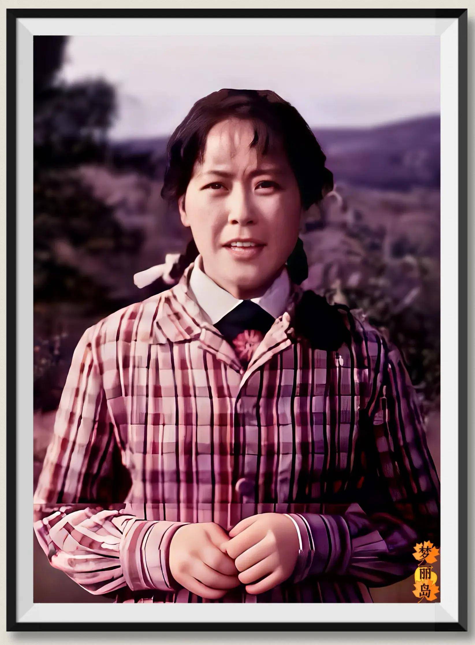 八十年代的女明星,穿着格子衫,扎麻花辫,一副邻家女孩的纯朴样