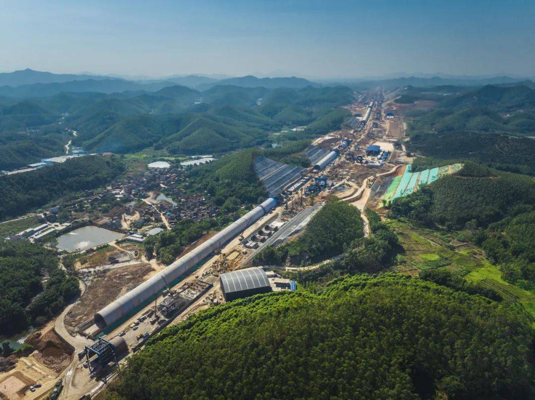 广湛高铁机场1号隧道突破1500米
