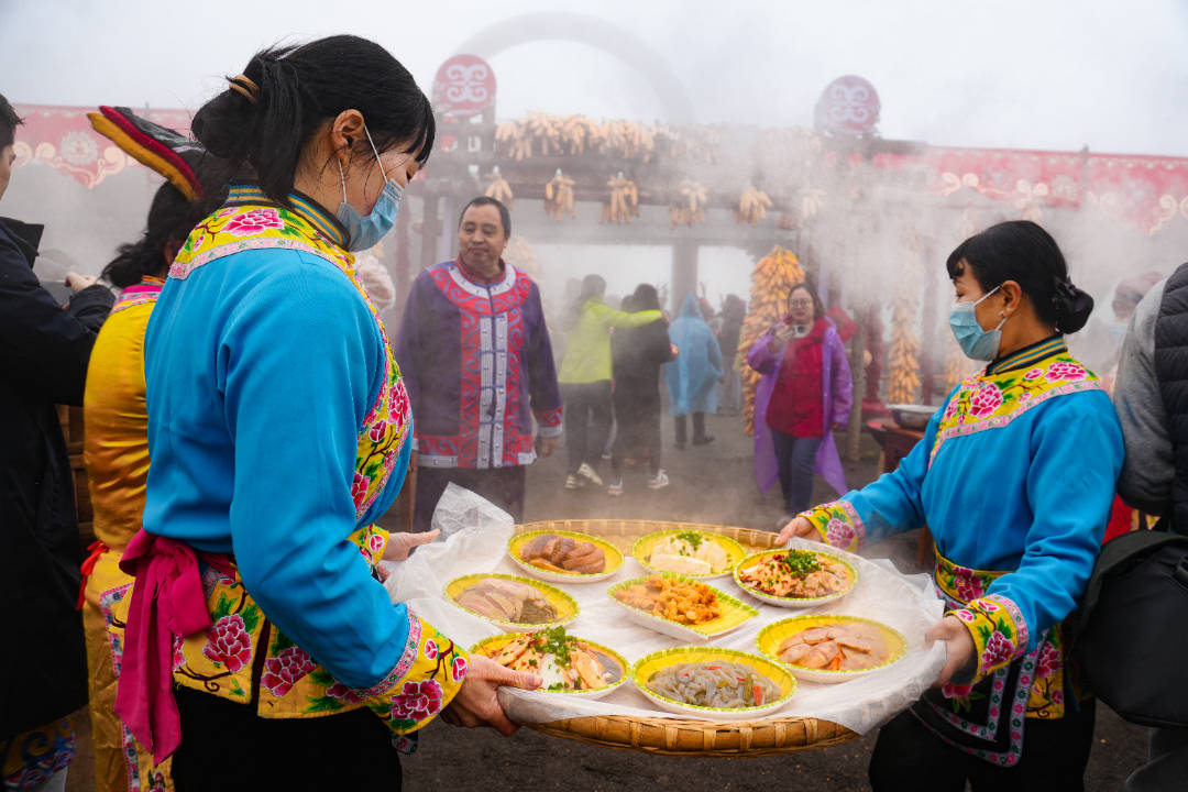 四川北川:千人刨汤宴,欢庆丰收年,民俗风情引客来