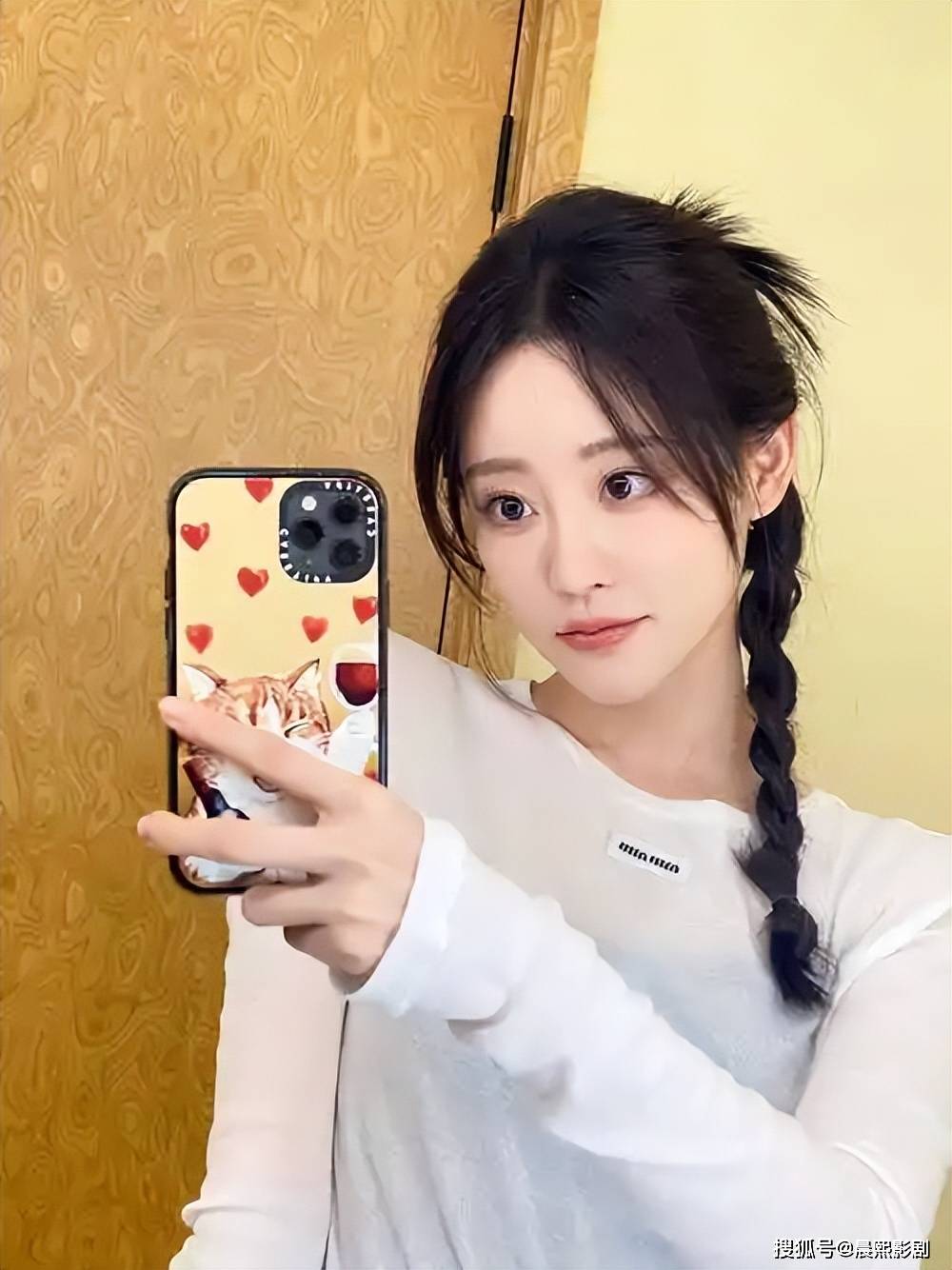 祝绪丹穿亮片短裙性感明艳 手拿玩偶笑容甜美可爱_气质_魅力_照片