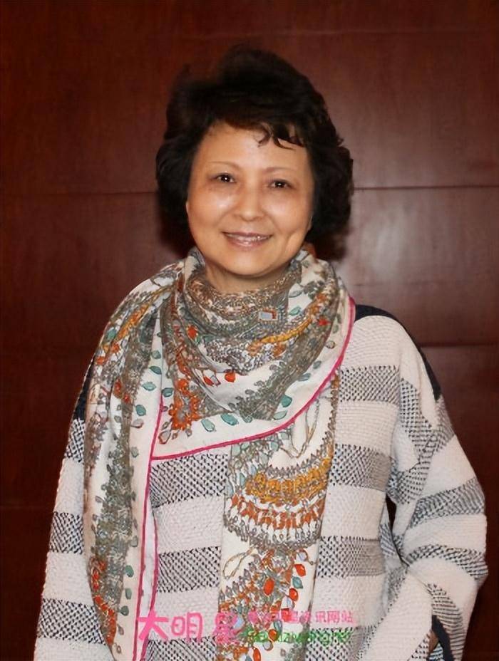 国家一级演员李羚:嫁大13岁丈夫,婚后住10平米车库,如今幸福吗