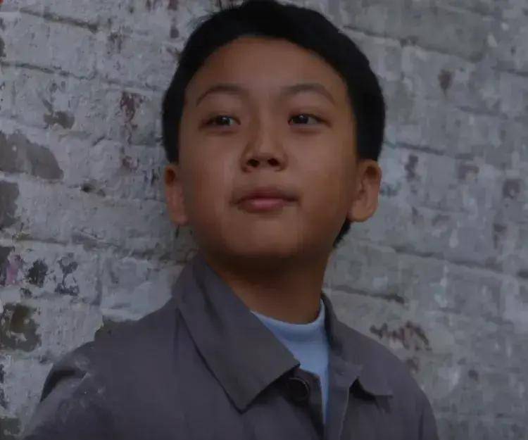 李庆誉才3岁的时候就参演电影《七十七天》进入娱乐圈,之后拍摄了《大