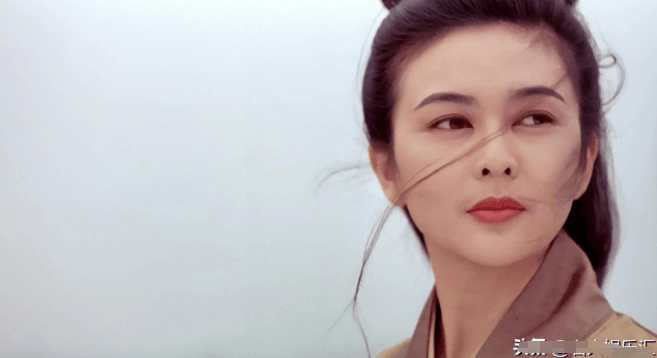 关之琳与富商同游敦煌!沙漠豪华酒店开party,正妻晒出亲密合照