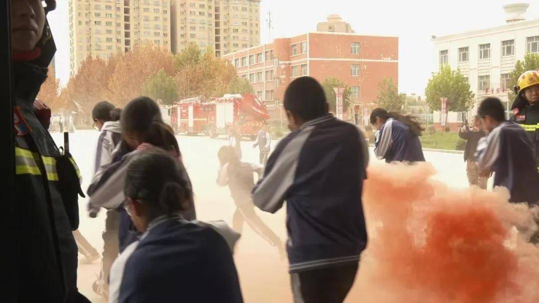 沙雅县第四中学九年级学生阿力木江·阿不力米提说:"通过此次消防演练