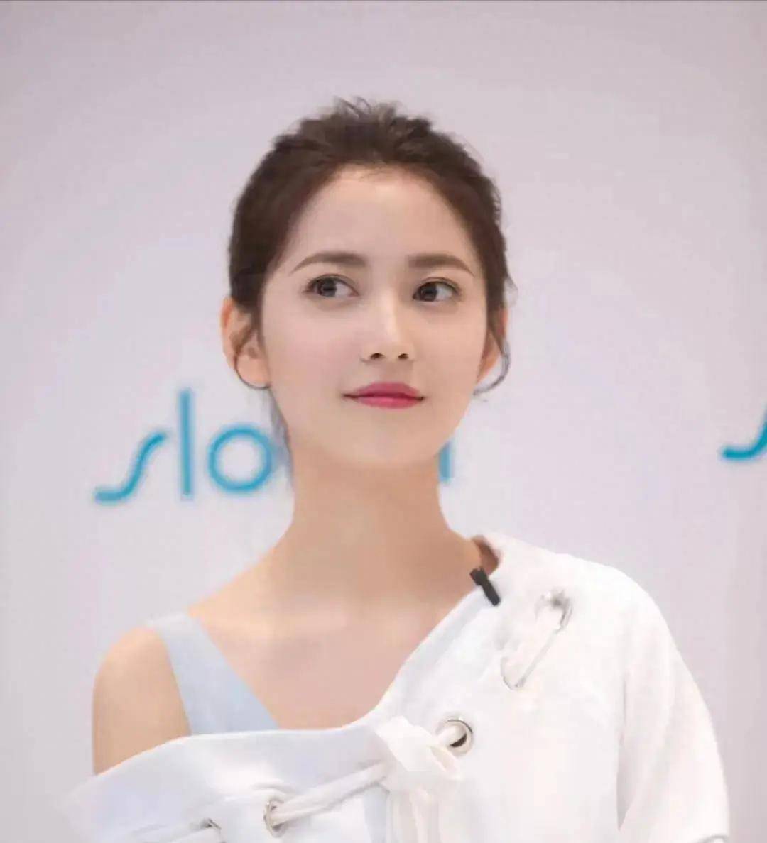 90后的小花陈钰琪已经也是可以独当一面的人了,签约唐嫣公司后来被