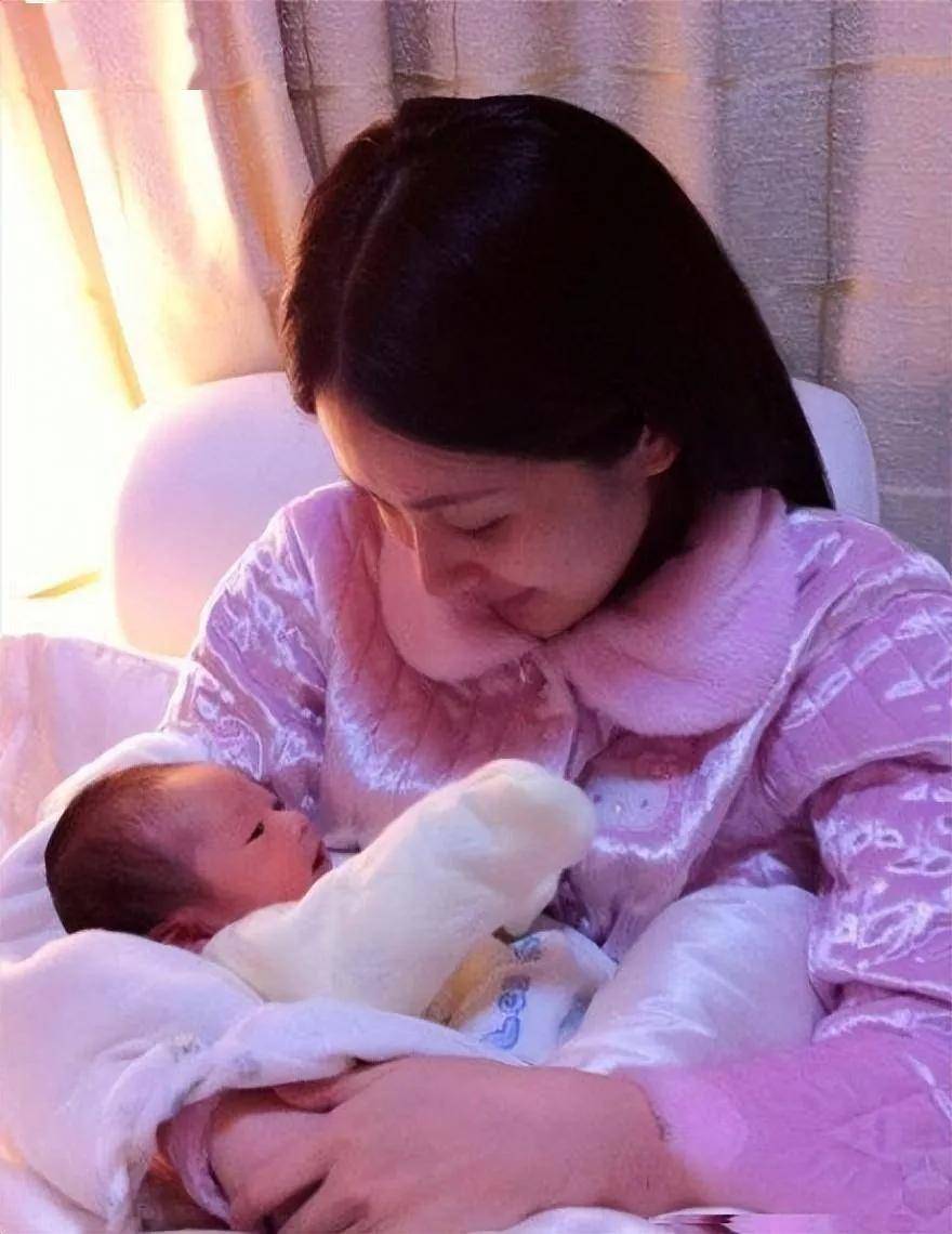 "初代捞女网红"韦雪三场直播赚1亿,当年傍的大款都上赶着蹭她热度