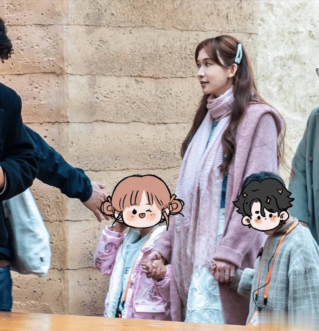 林志玲捐款60万，牵小孩手现身河南，换四套造型容貌变了