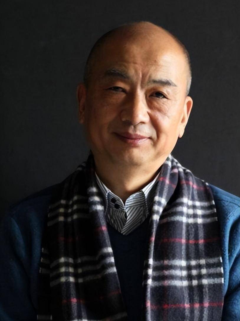 赵安对芦秀梅也颇有好感,常在外地演出时给她拎箱子,在台上为她伴舞