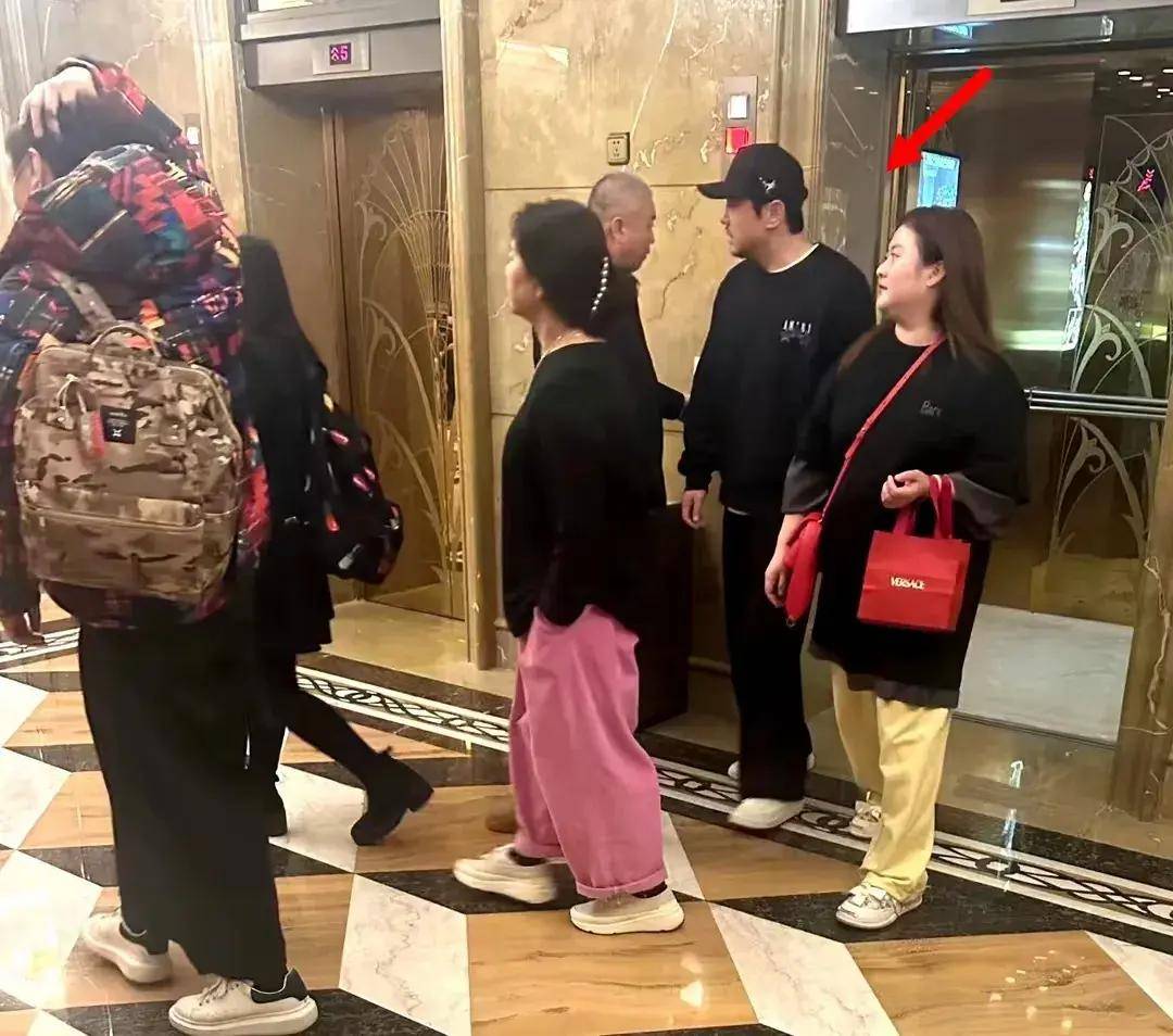 沈腾儿子生日宴曝光,小狮子圆圆胖胖超像妈,一家齐聚王琦未出镜_沈娜