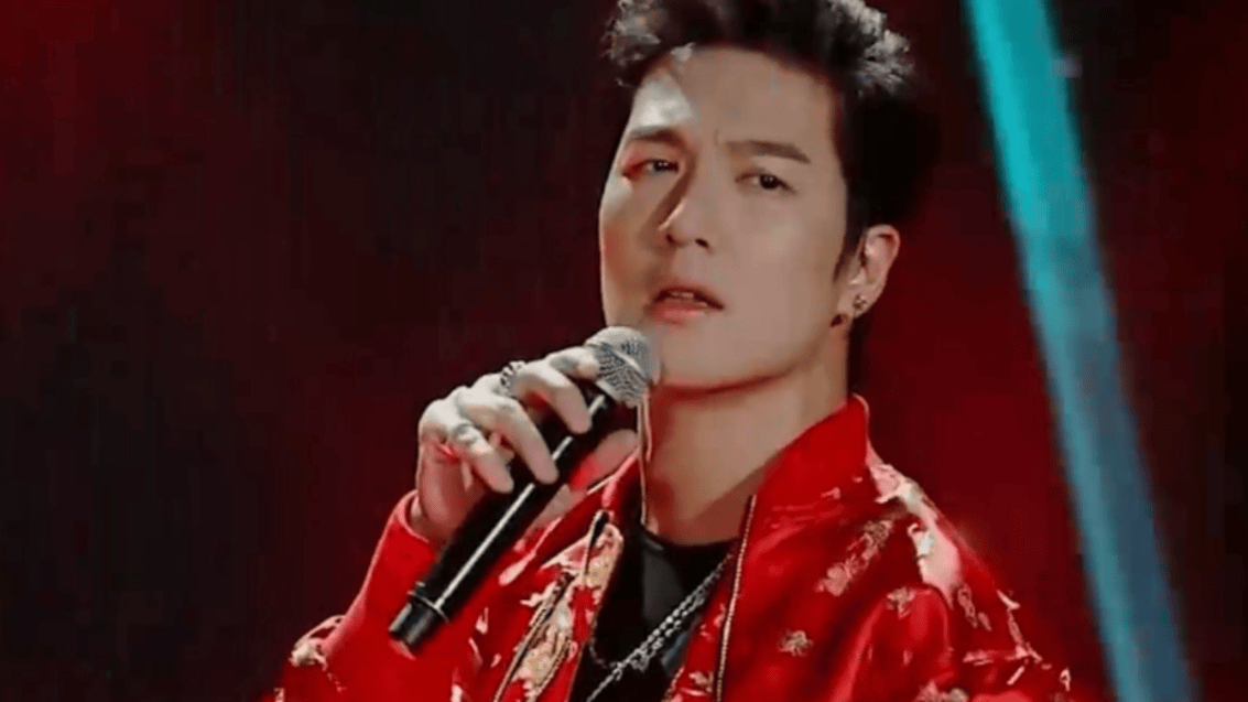 周子扬演唱《对你爱不完》,独特嗓音诠释不朽情歌
